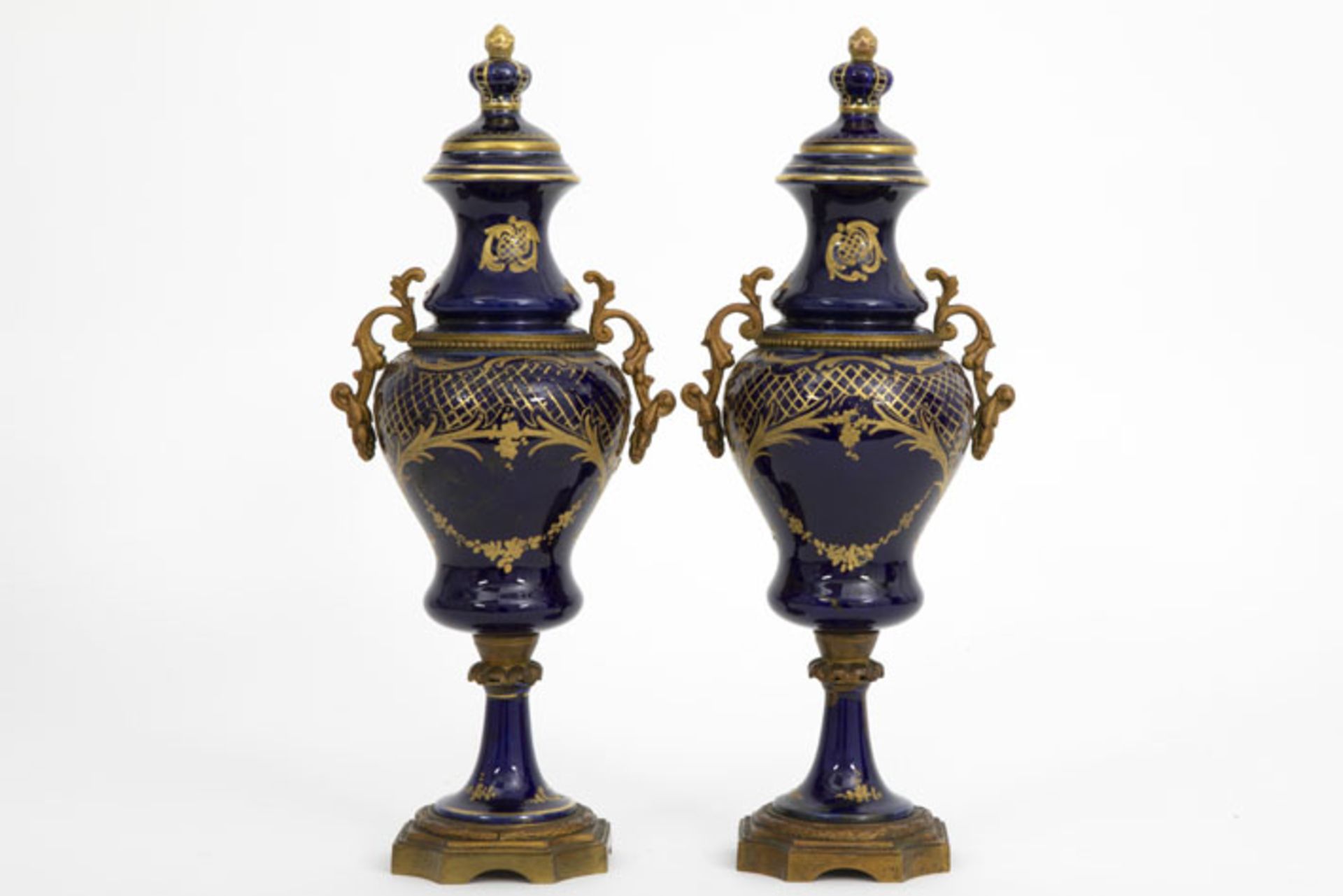 pair of antique lidded vases in Sèvres porcelain - - Paar antieke gedekselde [...] - Bild 2 aus 3