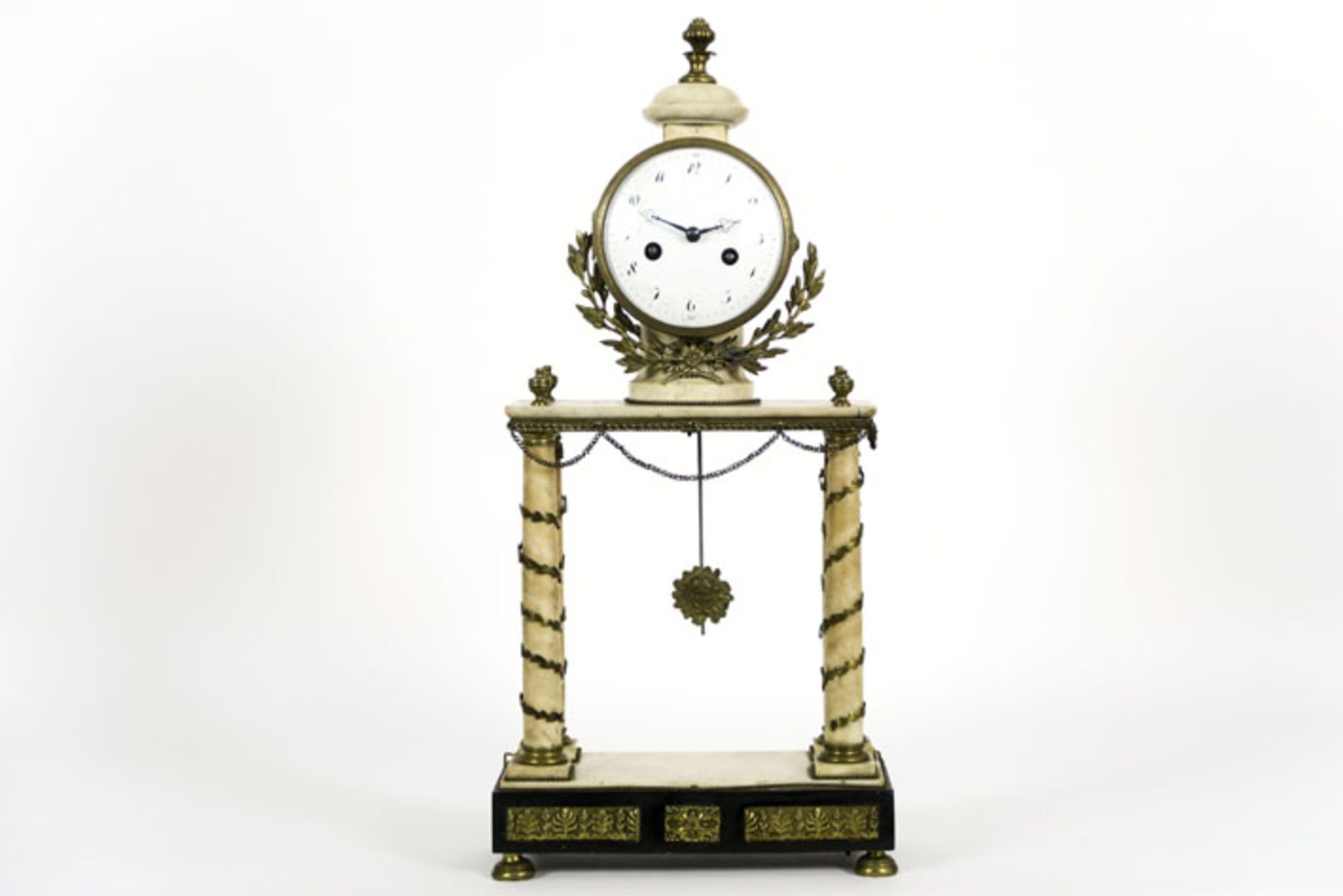 antique clock with a neoclassical portico model in marble and bronze - - Antieke [...]