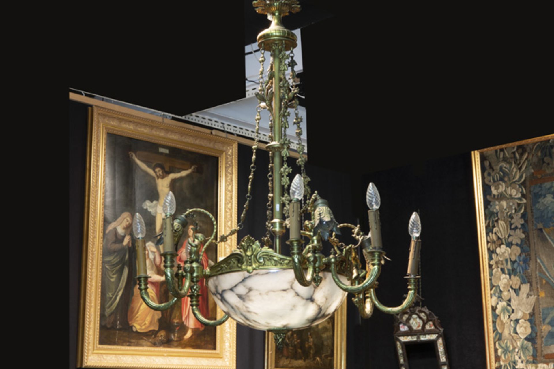 guilded chandelier with cupids and a bowl in alabaster - - Luster met gedoreerde [...]