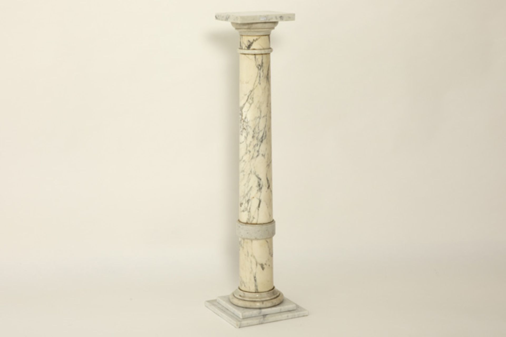 antique pedestal in marble - - Antieke piédestalle in witte marmer - hoogte : [...]