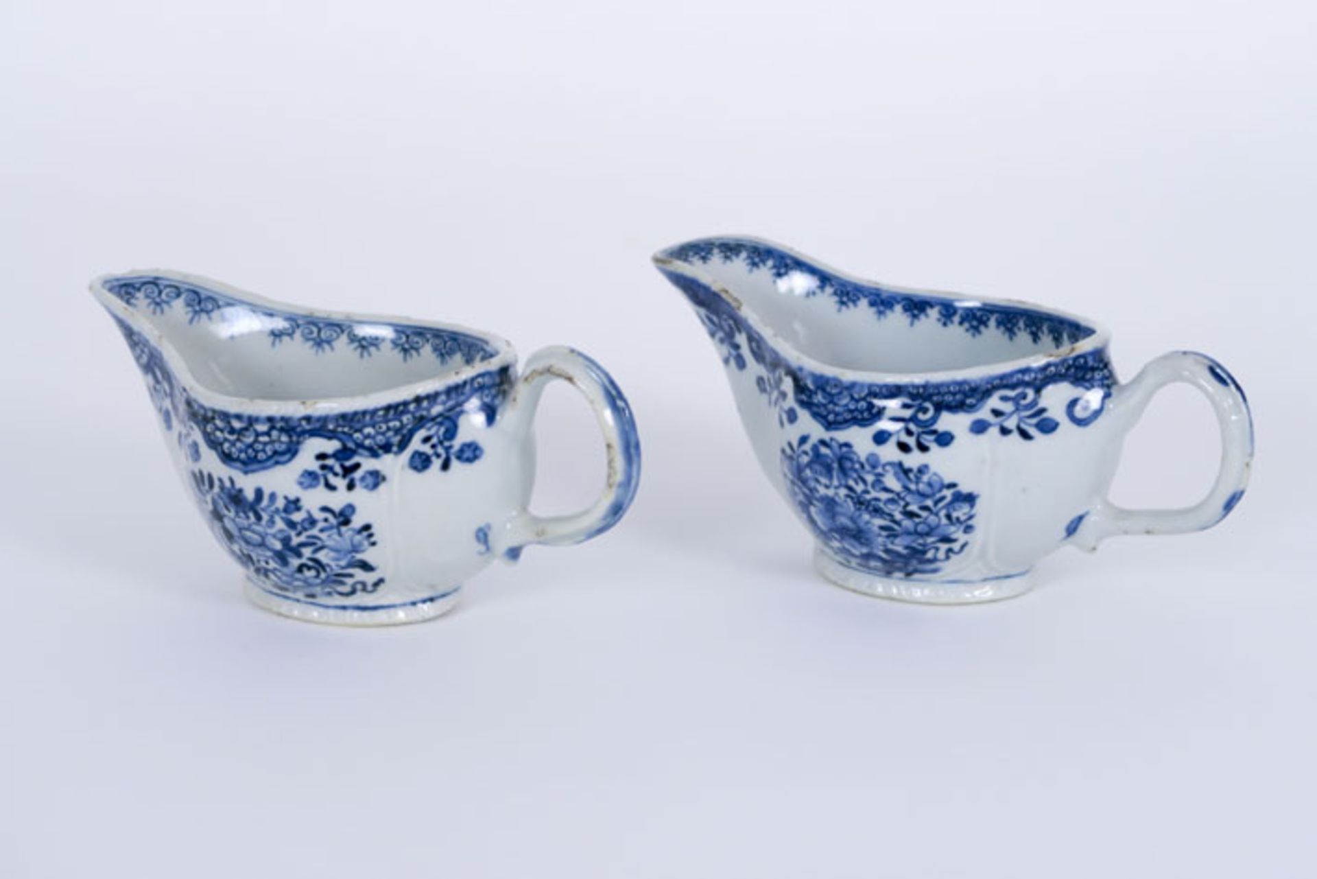 pair of 18th Cent. Chinese sauce boats in porcelain with blue-white decor with [...]