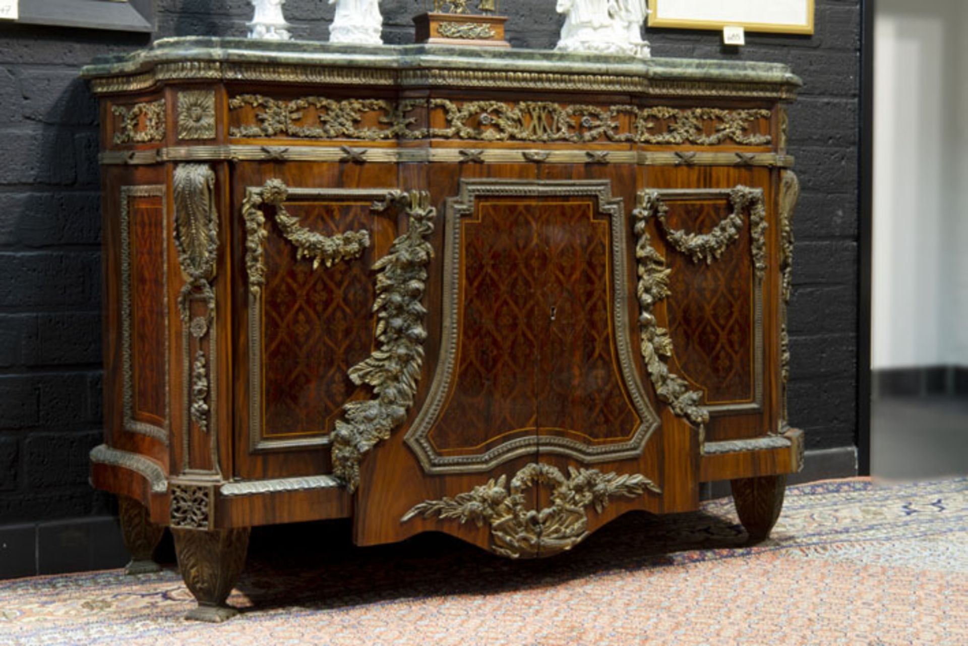 old neoclassical chest of drawers in parquetry with rich mountings in guilded bronze [...] - Bild 2 aus 4