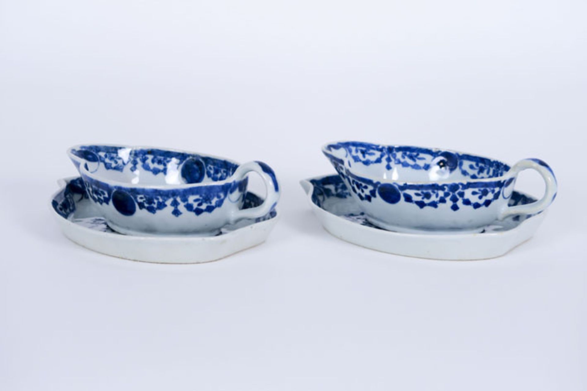 pair of 18th Cent. sets of sauce boat and leafshaped dish in porcelain with [...]