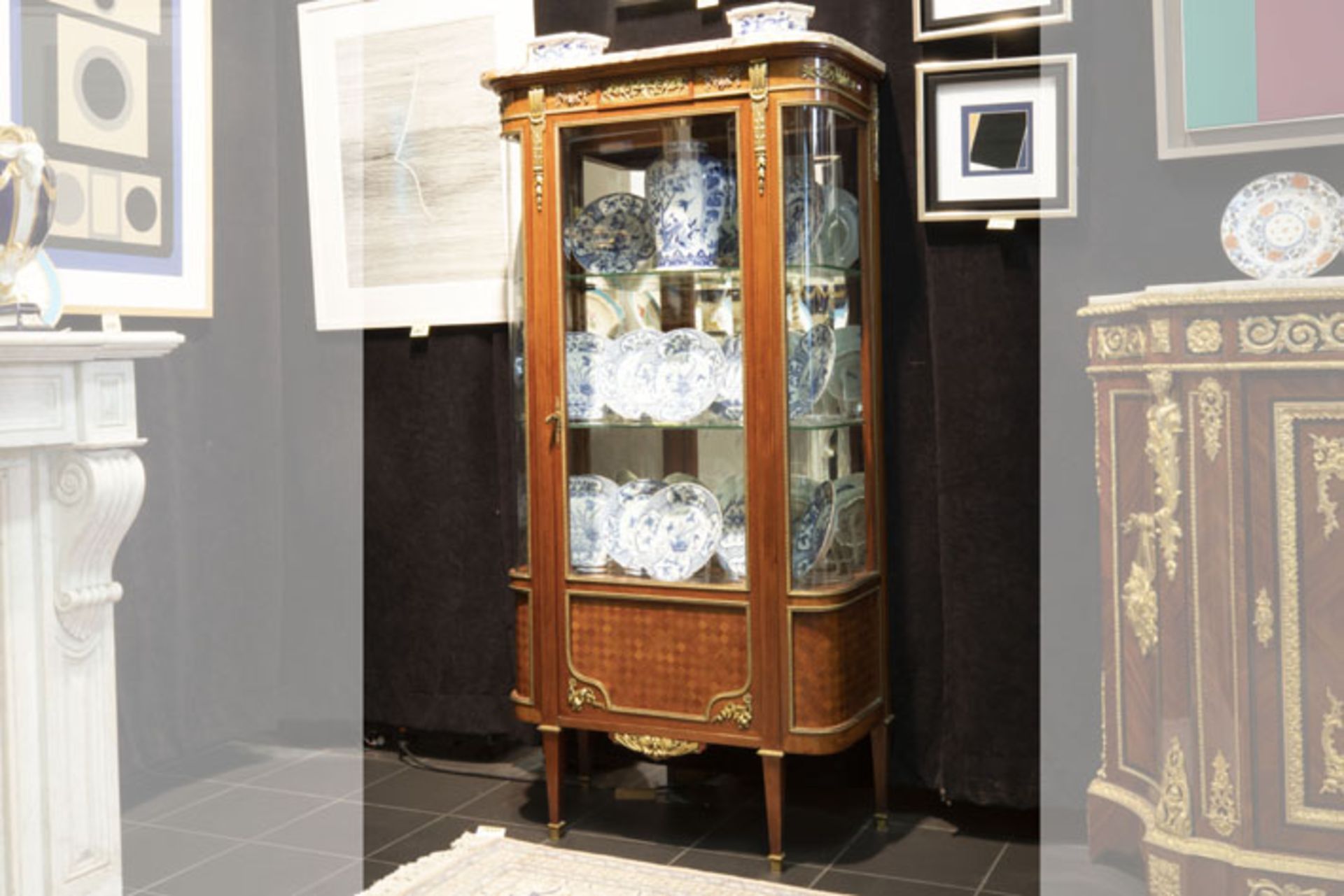 19th Cent. French neoclassical display cabinet in parquetry with fine, guilded [...] - Bild 2 aus 2