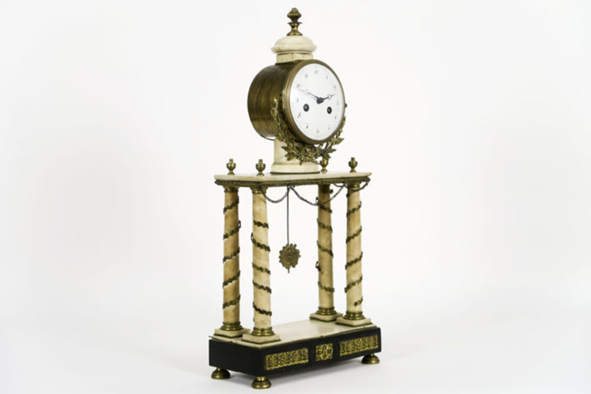 antique clock with a neoclassical portico model in marble and bronze - - Antieke [...] - Bild 2 aus 4