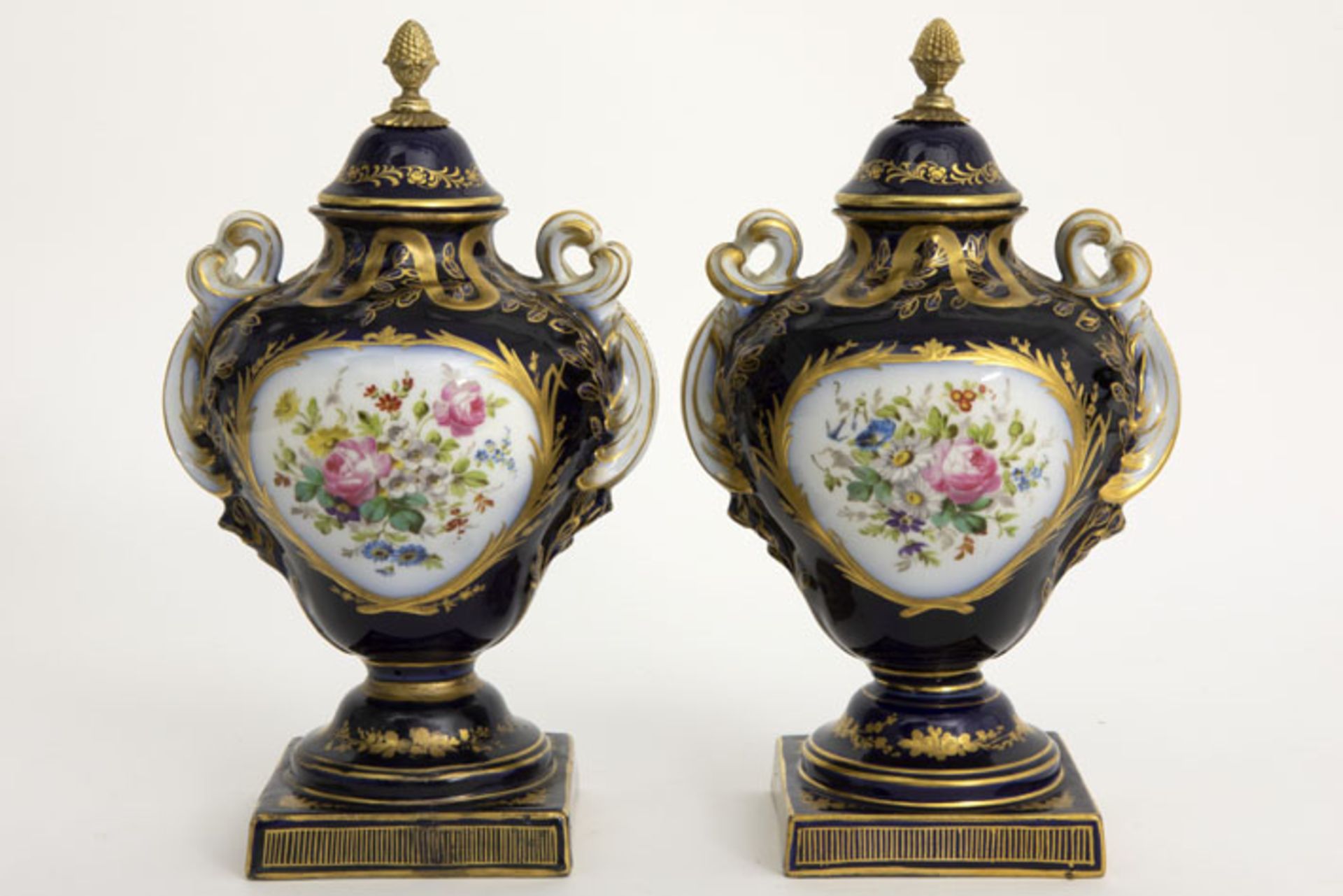 pair of lidded vases in marked porcelain - - Paar antieke gedekselde vazen met [...] - Bild 2 aus 3