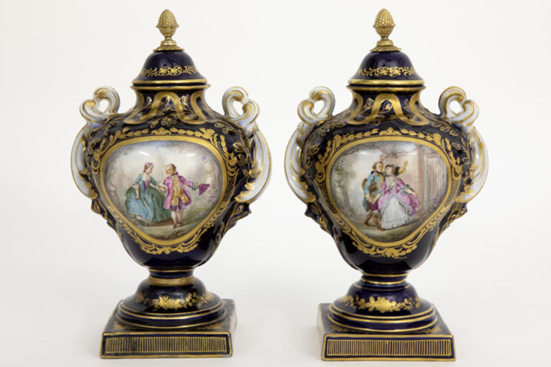 pair of lidded vases in marked porcelain - - Paar antieke gedekselde vazen met [...]