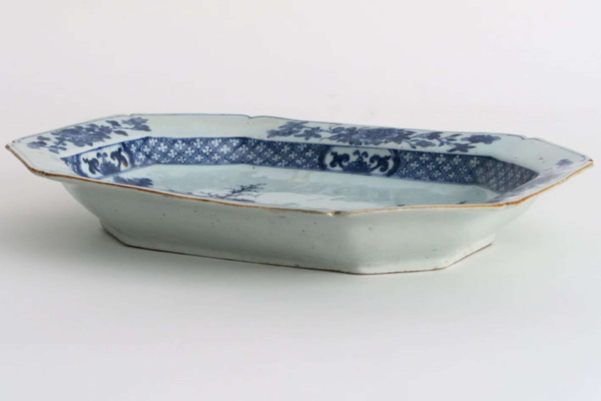 18th Cent. Chinese octogonal dish in porcelain with blue-white landscape decor - - [...] - Bild 2 aus 3