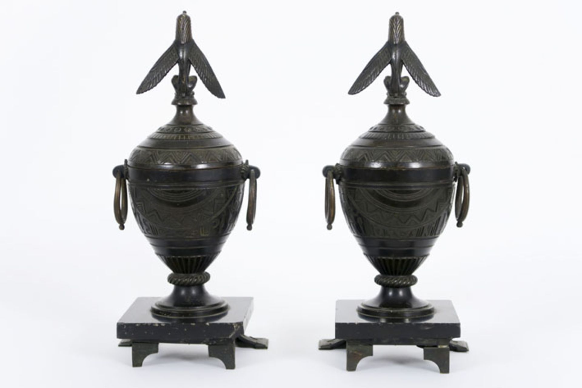 pair of twenties' covered "Ancient Egyptian revival" urns - - Paar gedekselde [...] - Bild 2 aus 4