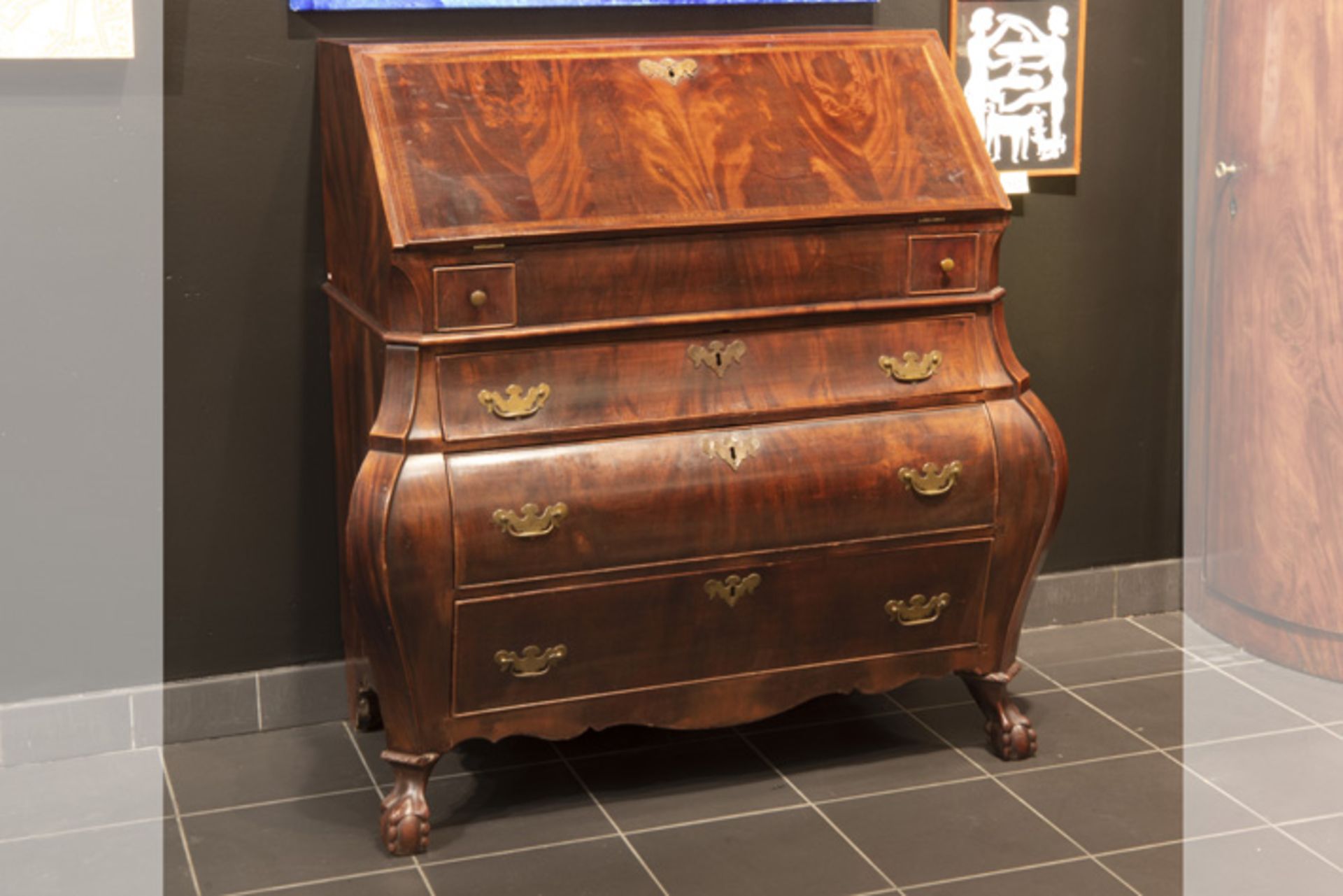 18th Cent. Dutch bureau in mahogany - - NEDERLAND - 18° EEUW fraaie secretaire [...]