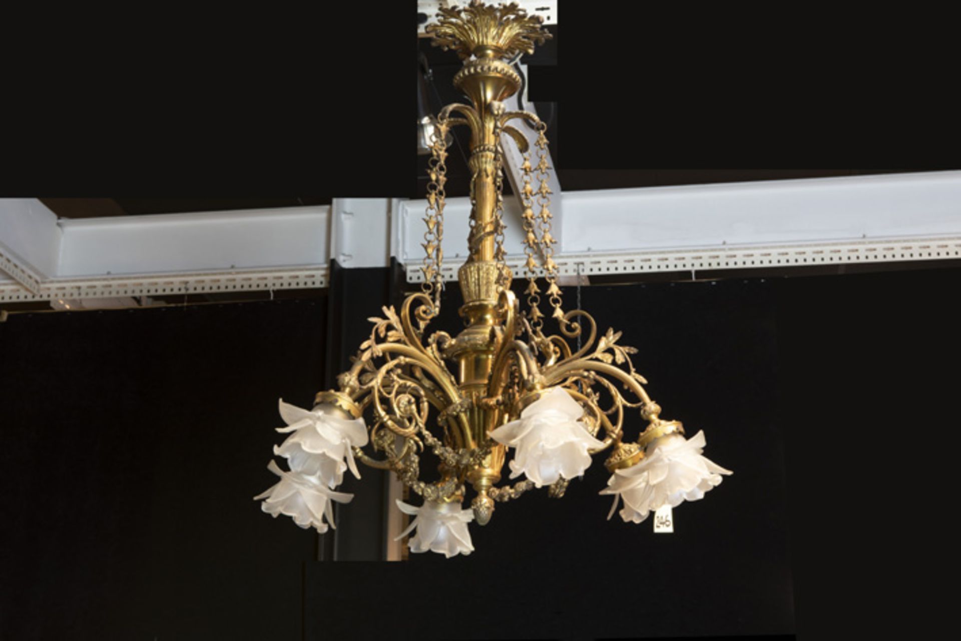 'antique' chandelier in guilded bronze - - 'Antieke' luster met een montuur in [...]