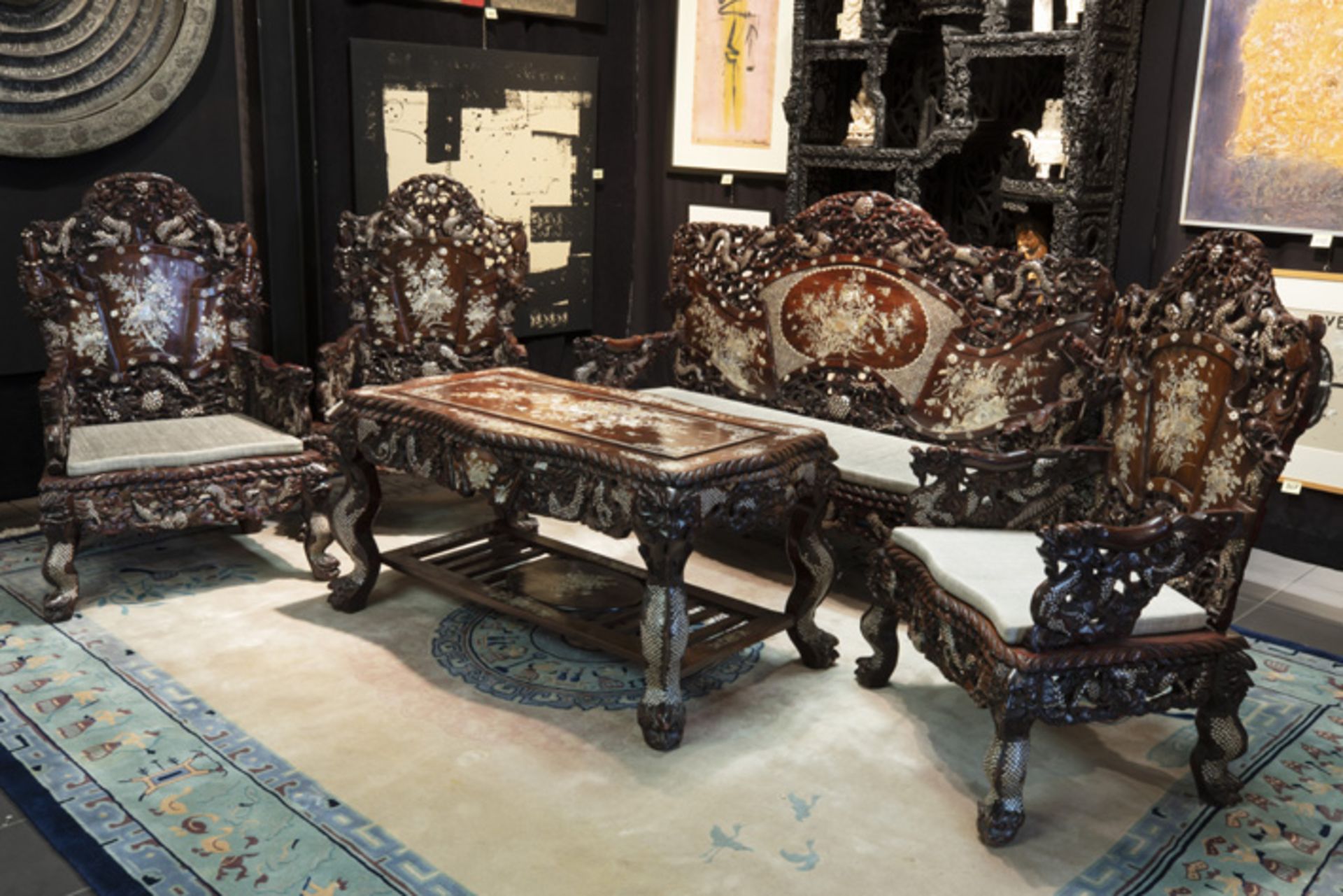 Chinese 5 pc salonsuite in rose-wood with finely carved ornamentation and richly [...]