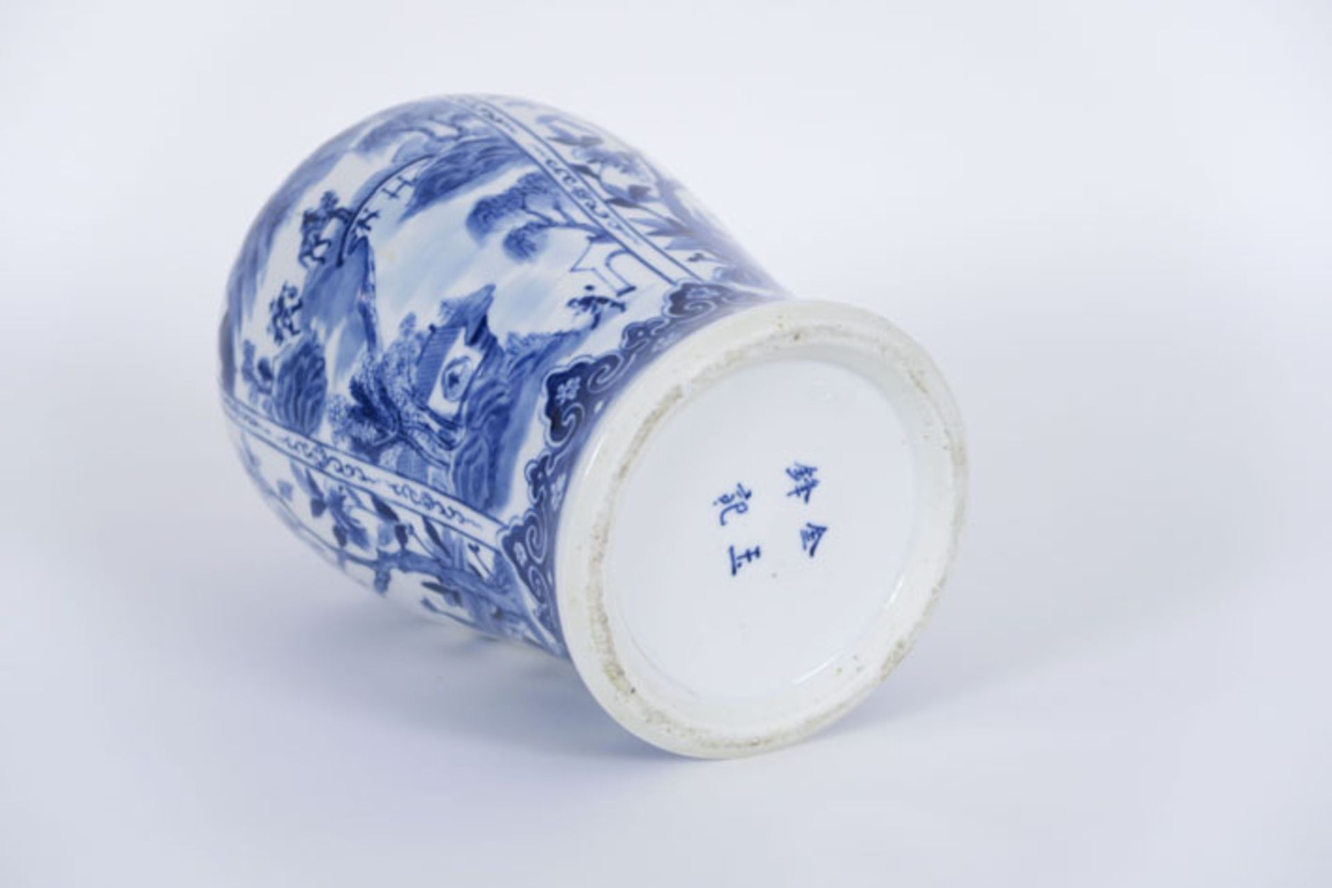 Chinese vase in marked porcelain with a blue-white decor with landscapes - - [...] - Bild 6 aus 6