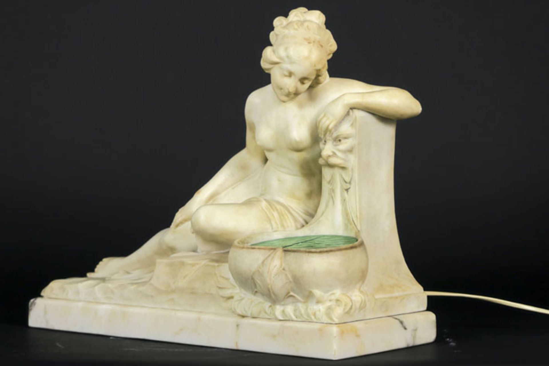 Art Deco sculpture (with small lamp in the fountain) in alabaster on a marble base - [...] - Bild 2 aus 5