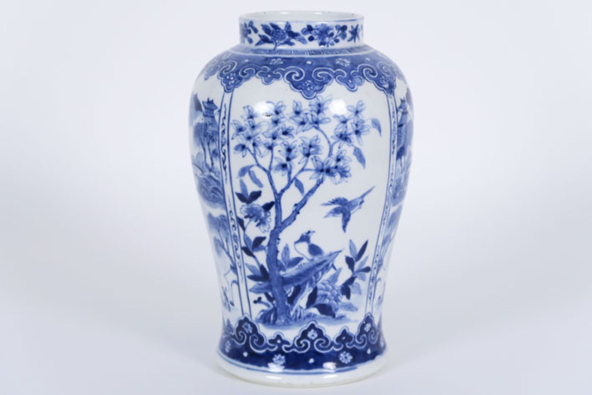 Chinese vase in marked porcelain with a blue-white decor with landscapes - - [...] - Bild 2 aus 6