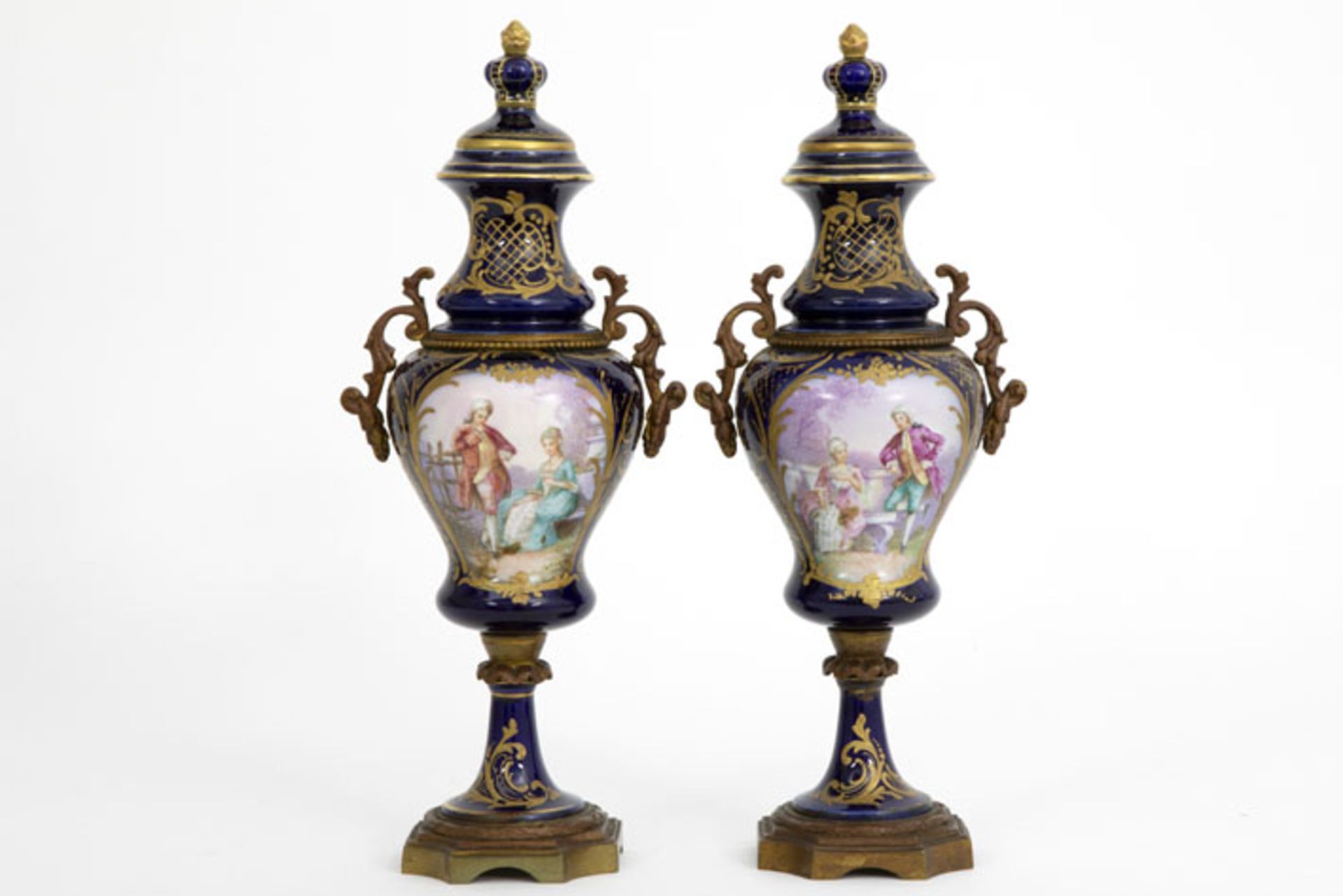 pair of antique lidded vases in Sèvres porcelain - - Paar antieke gedekselde [...]