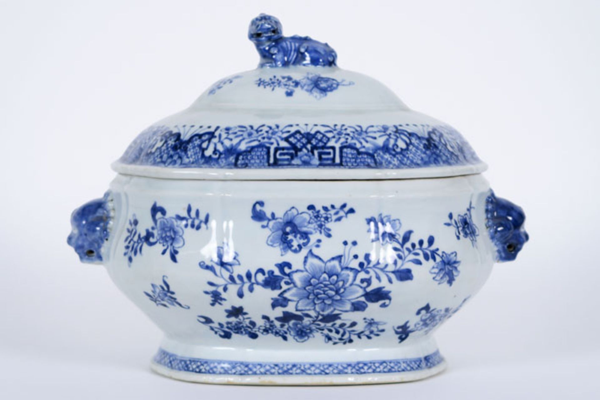 18th Cent. Chinese lidded tureen in porcelain with blue-white flower decor - - [...]