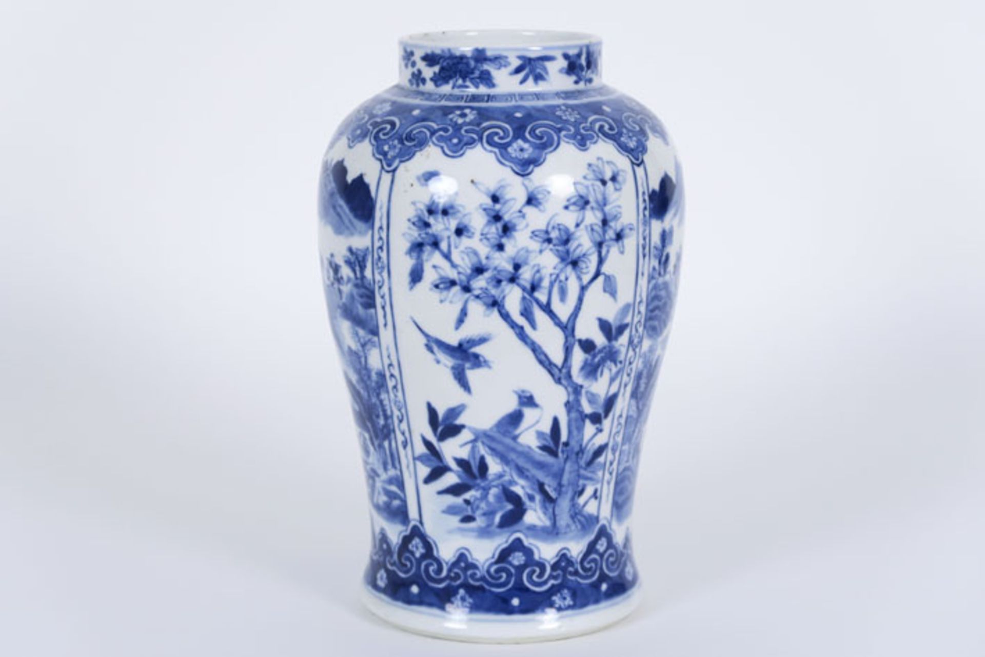 Chinese vase in marked porcelain with a blue-white decor with landscapes - - [...] - Bild 4 aus 6