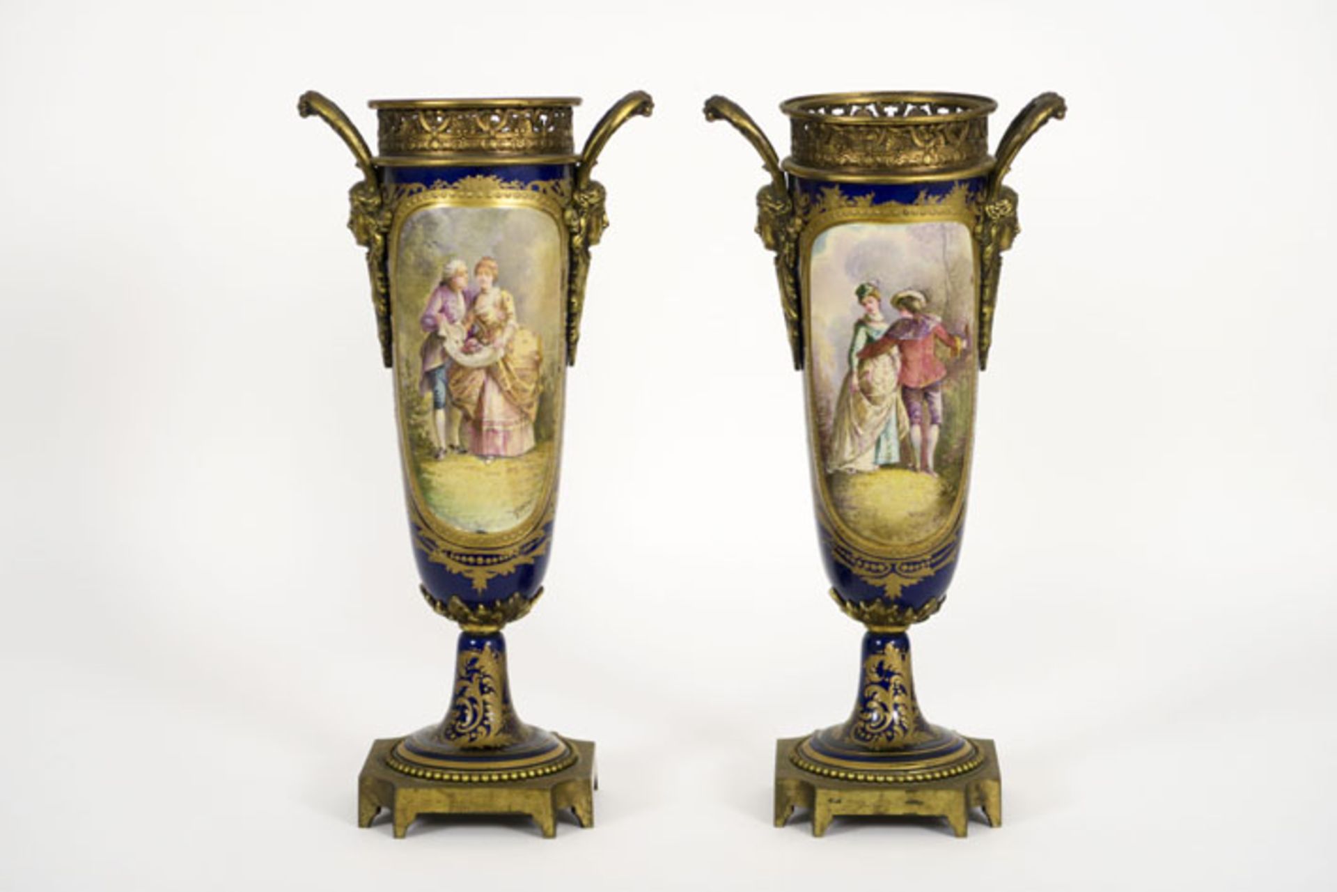 pair of antique vases in Sèvres porcelain with bronze mountings and with paintings [...]