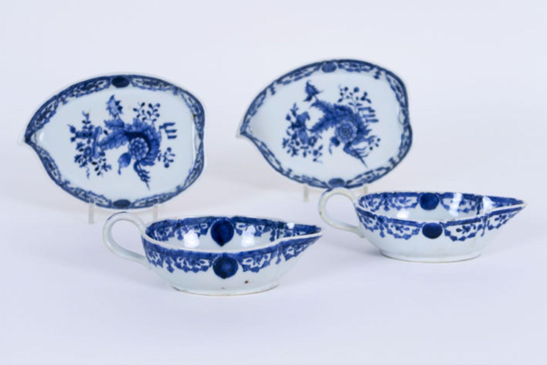 pair of 18th Cent. sets of sauce boat and leafshaped dish in porcelain with [...] - Bild 2 aus 4