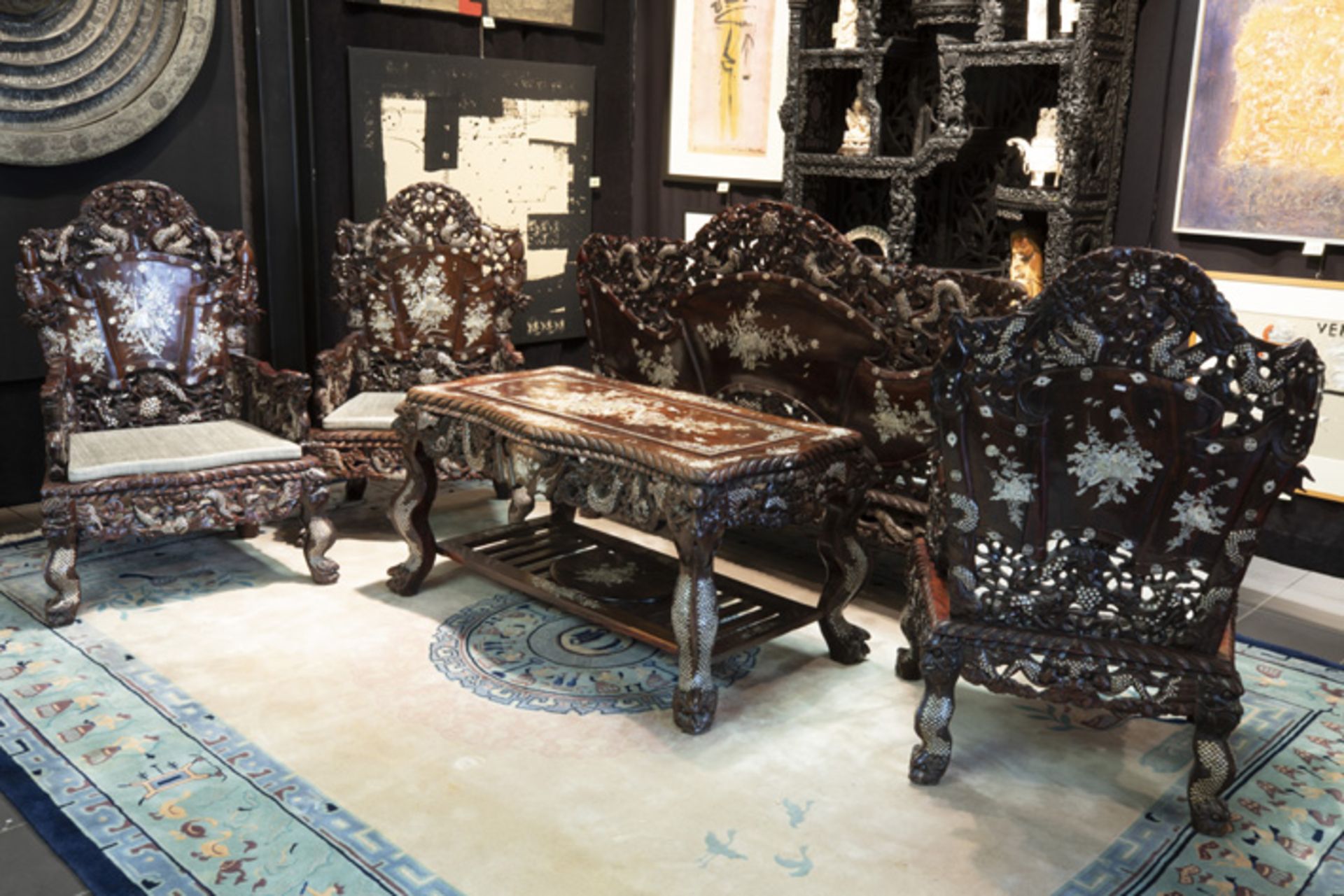 Chinese 5 pc salonsuite in rose-wood with finely carved ornamentation and richly [...] - Bild 2 aus 3