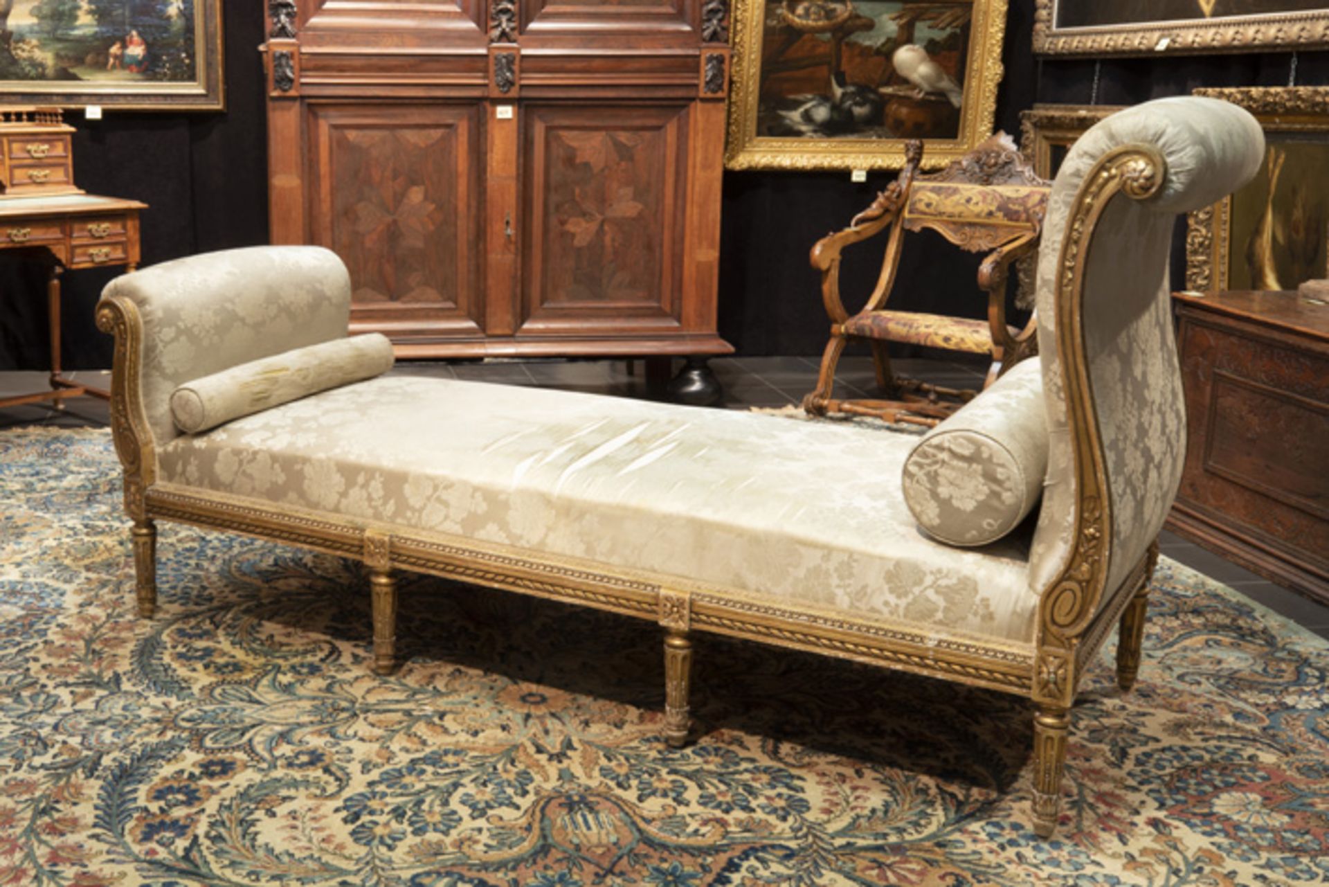 'antique' guilded Louis XVI style daybed - - "Antieke" zgn "Récamier"-sofa in [...]