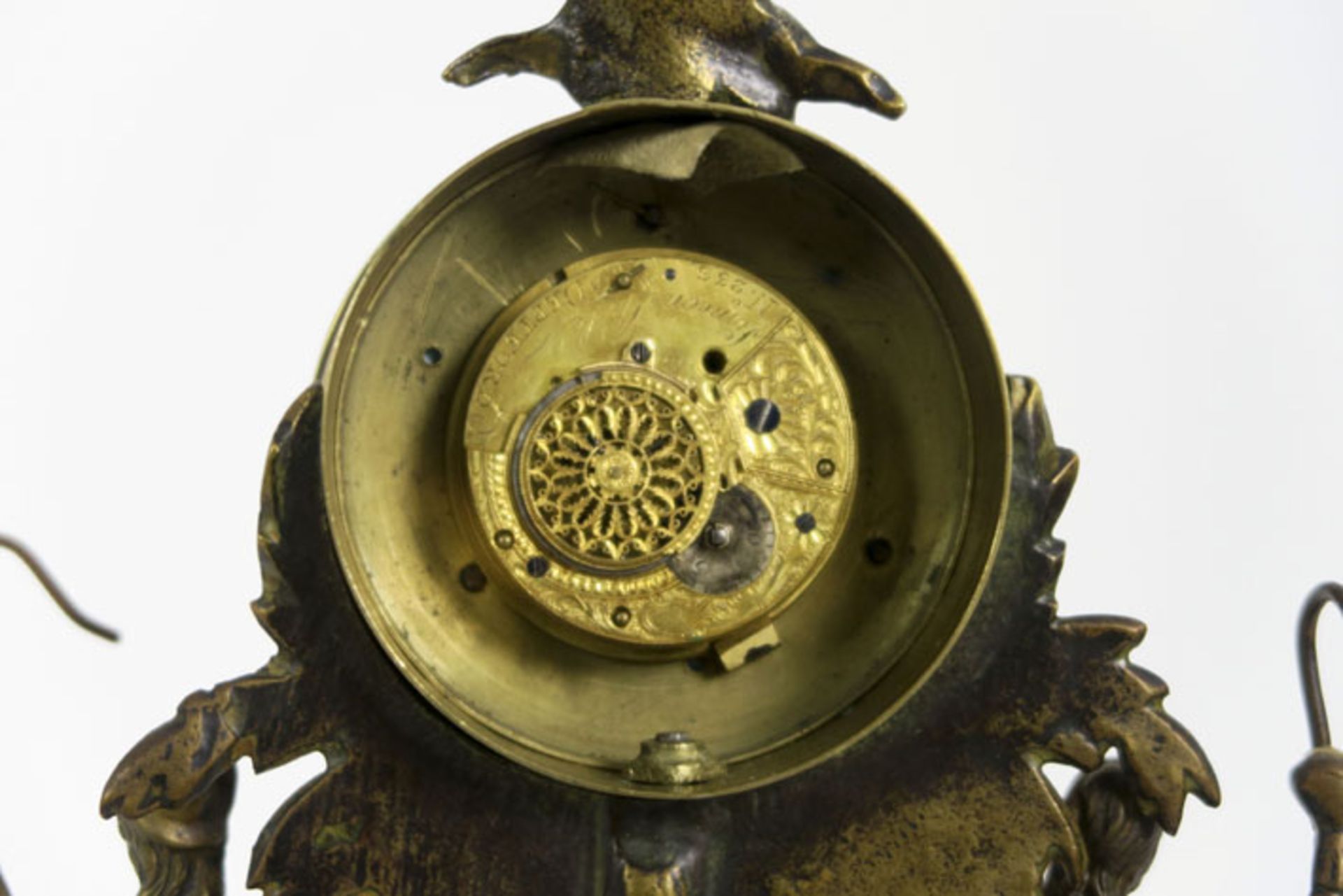 small 18th Cent. English clock in bronze and wood with signed work - - Achttiende [...] - Bild 3 aus 3