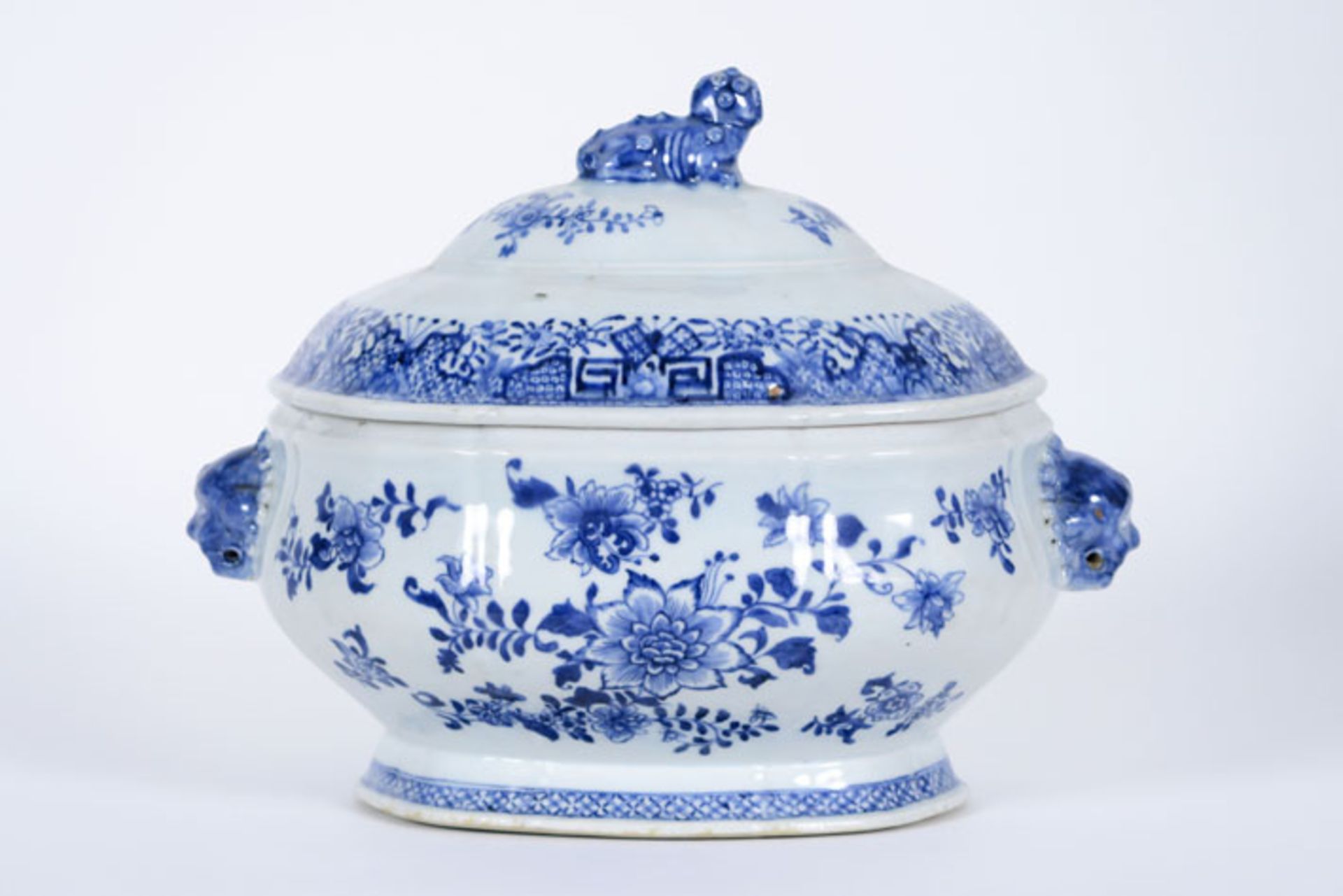 18th Cent. Chinese lidded tureen in porcelain with blue-white flower decor - - [...] - Bild 2 aus 4