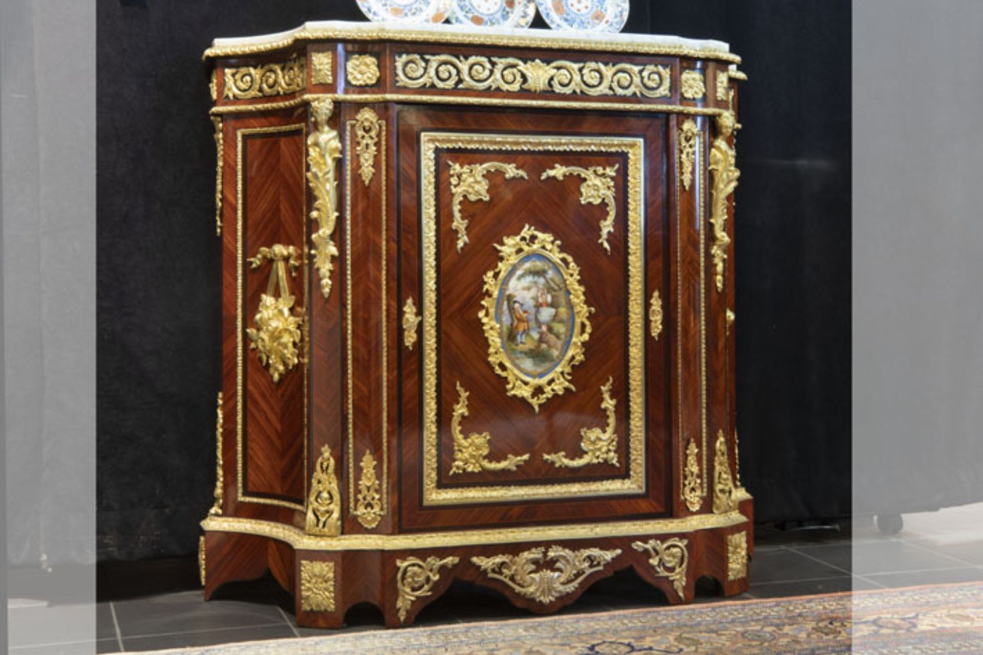 superb 19th Cent. baroque Napoleon III style cabinet in rose-wood with rich [...] - Bild 2 aus 3