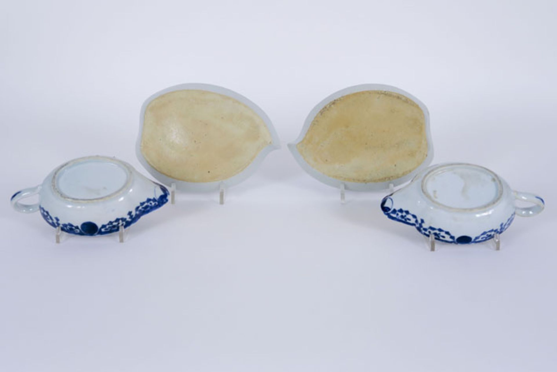 pair of 18th Cent. sets of sauce boat and leafshaped dish in porcelain with [...] - Bild 4 aus 4