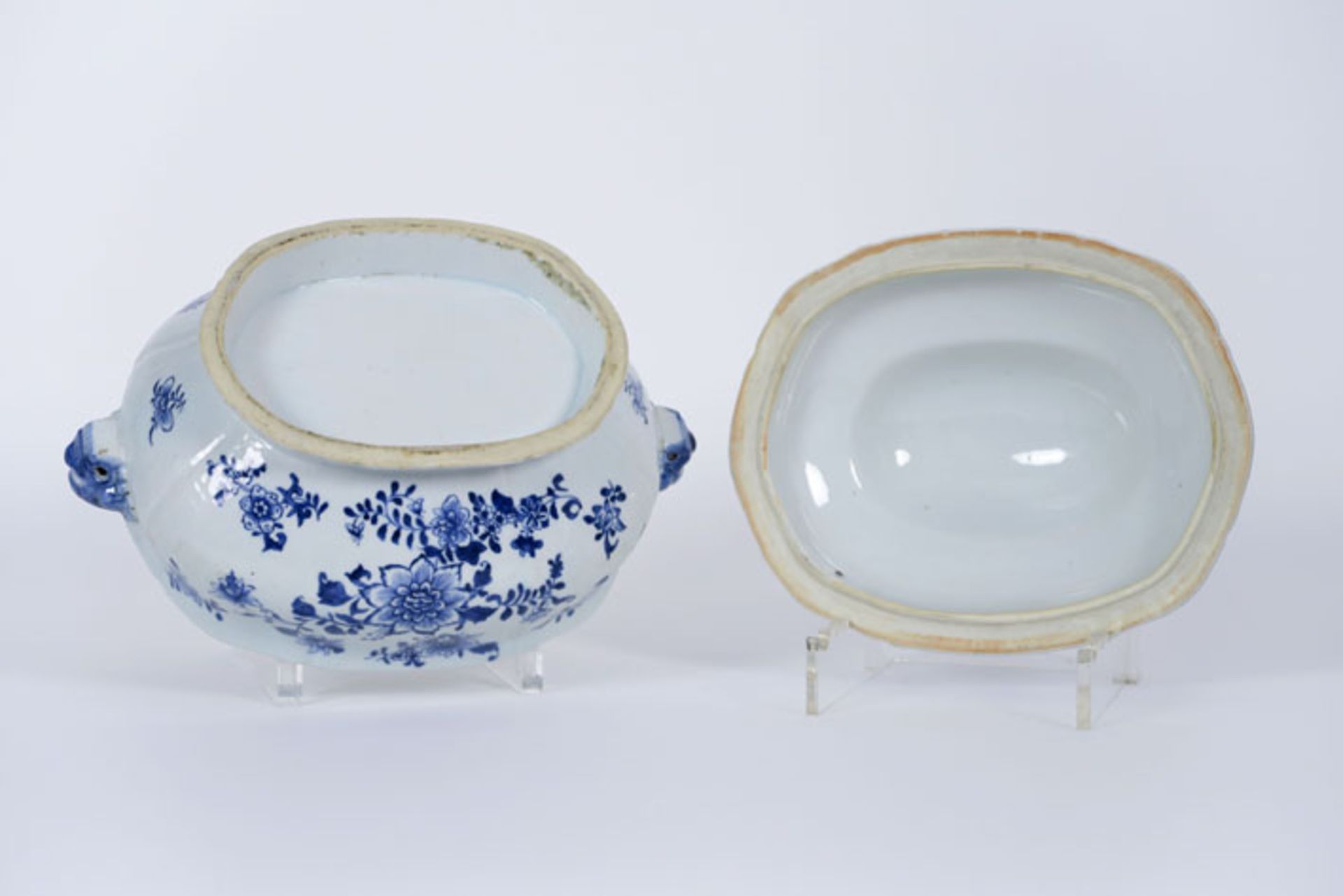 18th Cent. Chinese lidded tureen in porcelain with blue-white flower decor - - [...] - Bild 4 aus 4