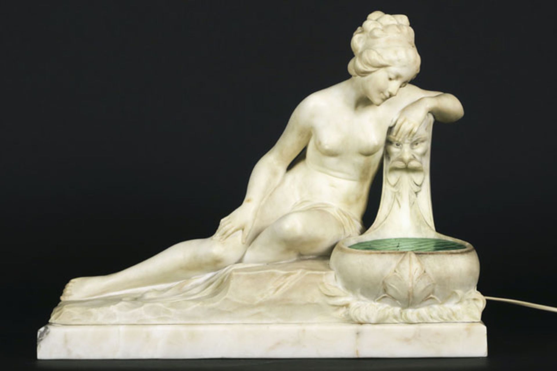 Art Deco sculpture (with small lamp in the fountain) in alabaster on a marble base - [...]