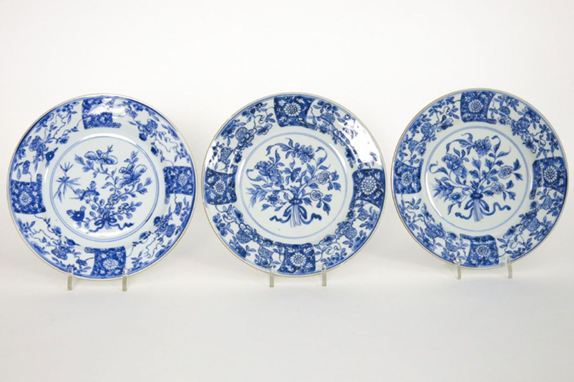 Reeks van drie achttiende eeuwse Chinese borden in porselein met een blauwwit [...]