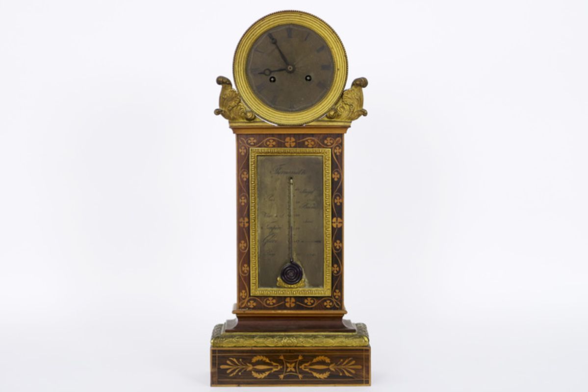 Antieke klok (met thermometer) met een kast in marqueterie, versierd met gedoreerd [...]