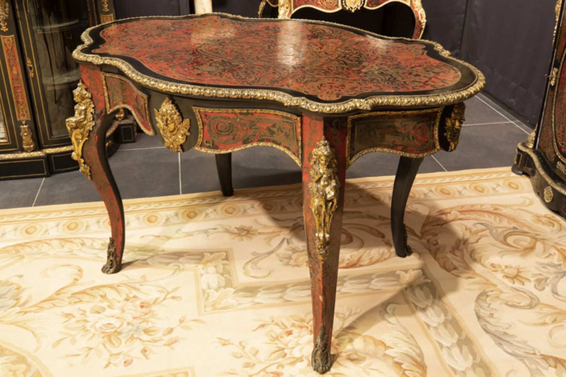 FRANKRIJK - ca 1850/70 Napoleon III-tafel met lade in "Boulle", versierd met fraai, [...]