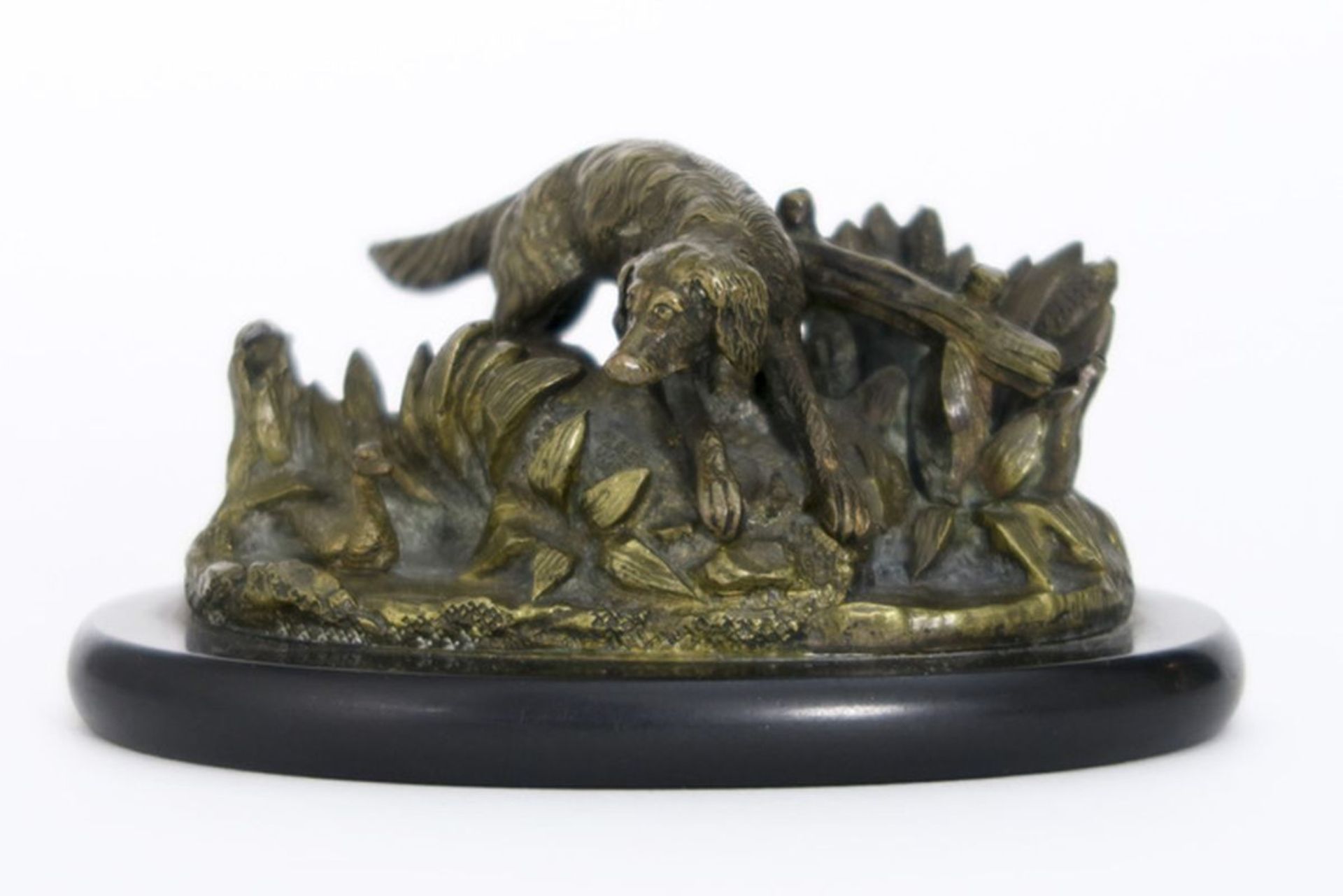 Kleine antieke sculptuur in brons : "Jachthond" - breedte : 9 cm - op marmeren [...]