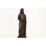 DE BRAUWER CYRILLE (1914 - 1989) sculptuur in brons : "Jonge vrouw met banjo" - [...]
