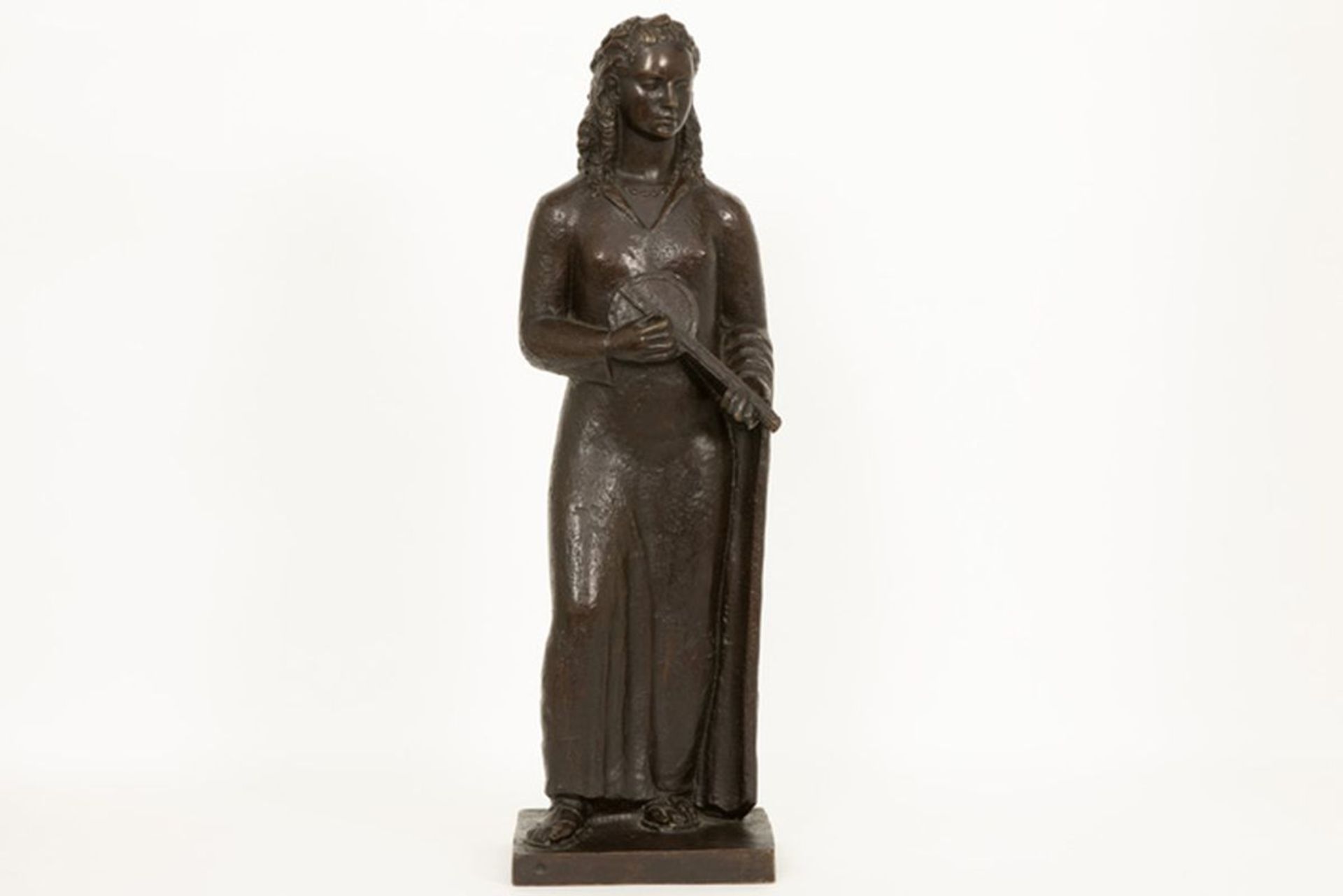 DE BRAUWER CYRILLE (1914 - 1989) sculptuur in brons : "Jonge vrouw met banjo" - [...]