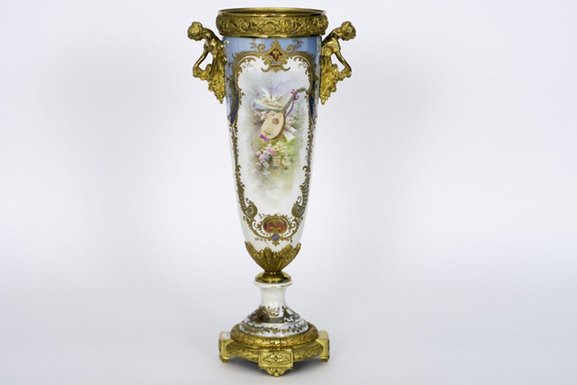 Antieke vaas in Sèvres-porselein met een beschiderd decor, getekend "Collet" en met [...] - Bild 2 aus 3