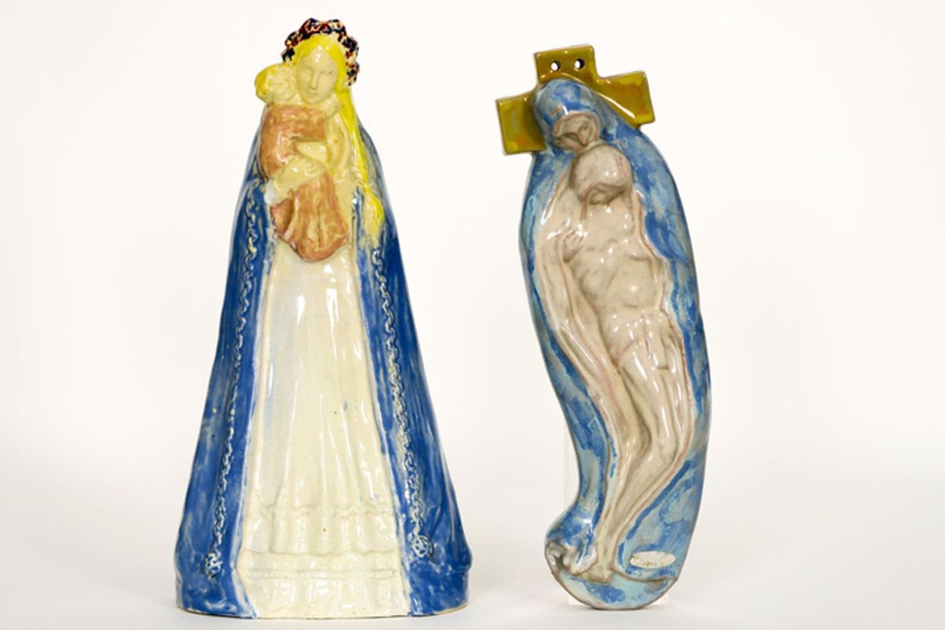 INGELS DOMIEN (1881 - 1946) twee sculpturen in gepolychromeerde keramiek : "Piëta" [...]