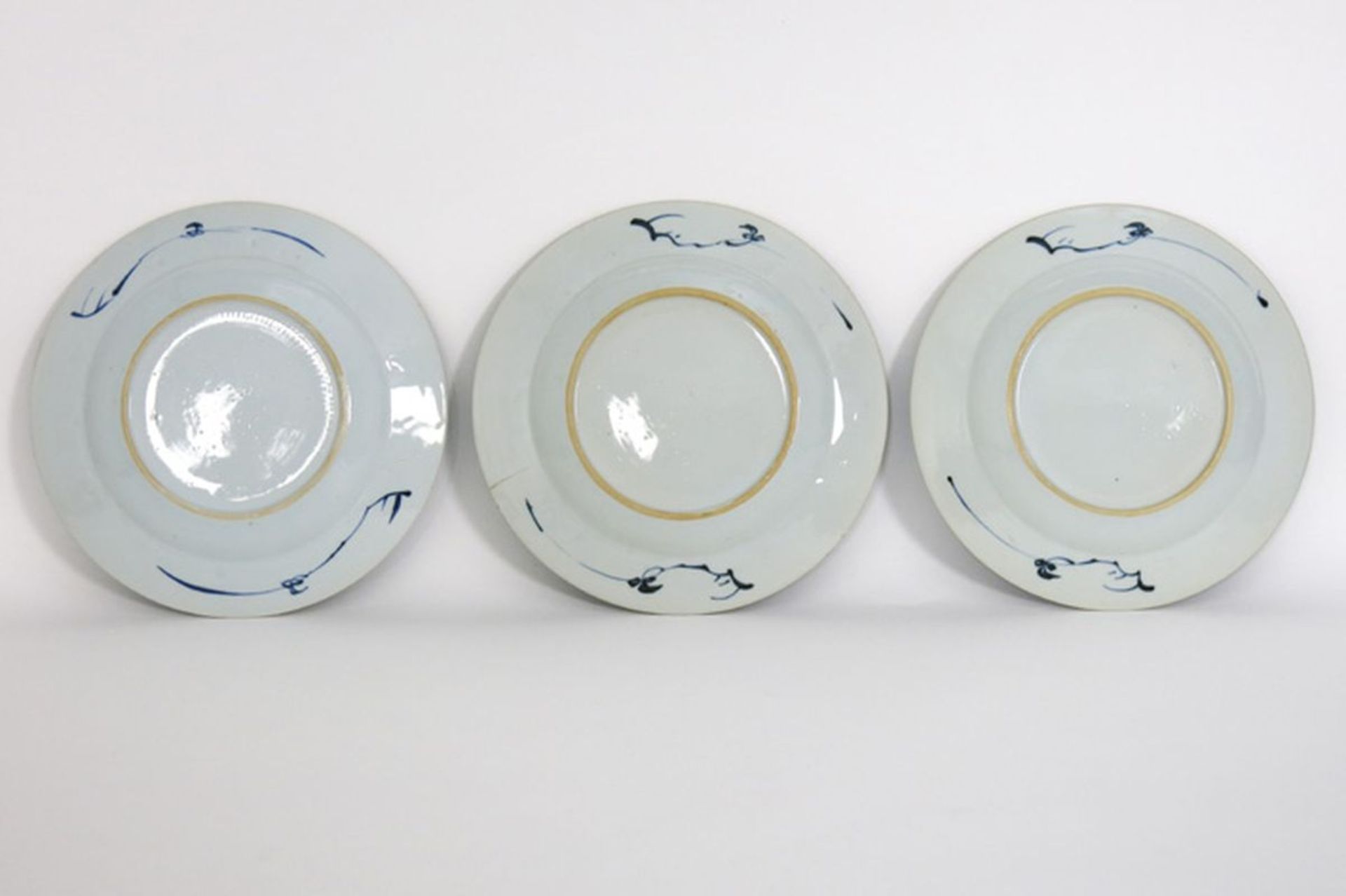 Reeks van drie achttiende eeuwse Chinese borden in porselein met een blauwwit [...] - Bild 2 aus 2