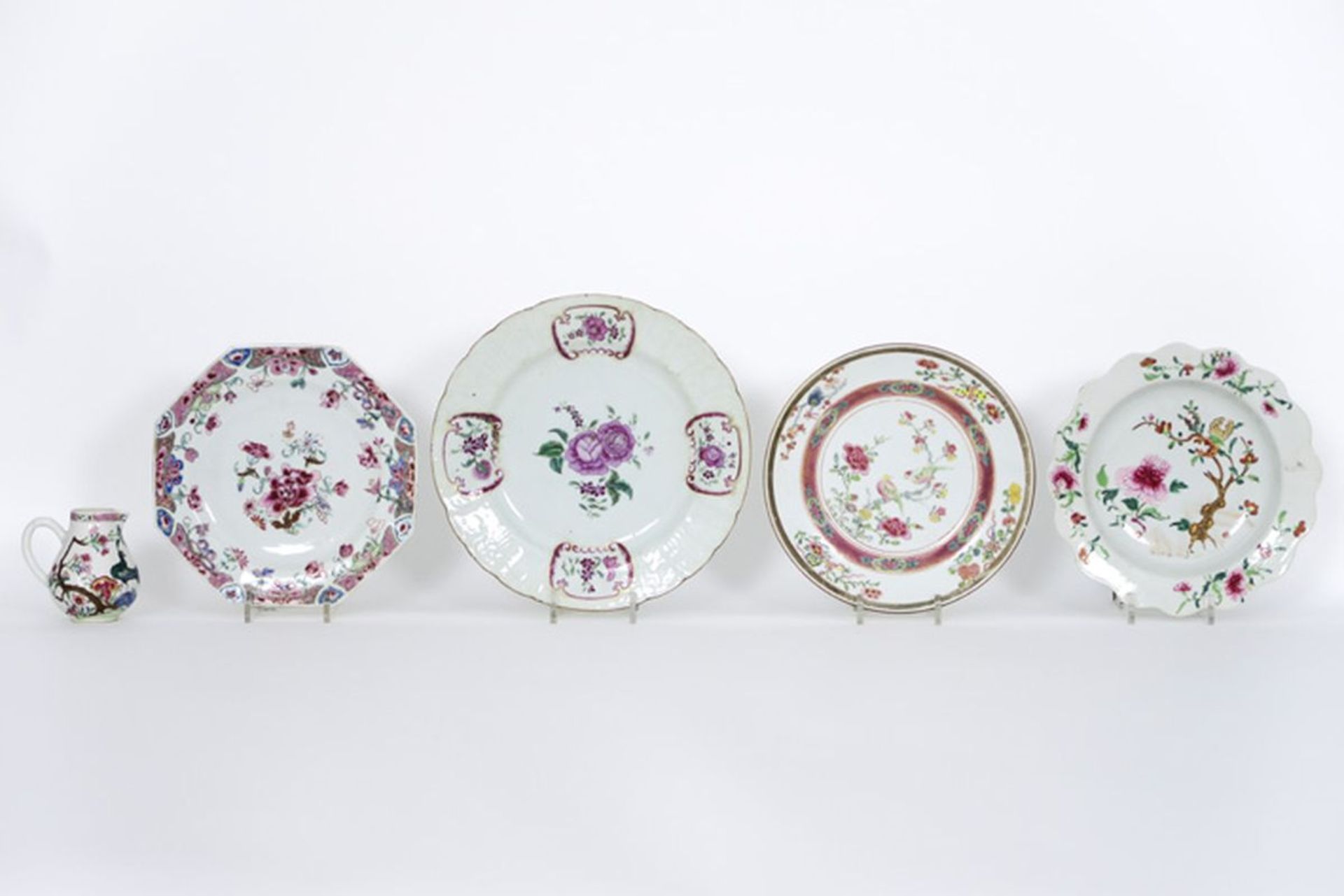 Lot (5) achttiende eeuws Chinees porselein met Famille Rose-decor : vier borden en [...]