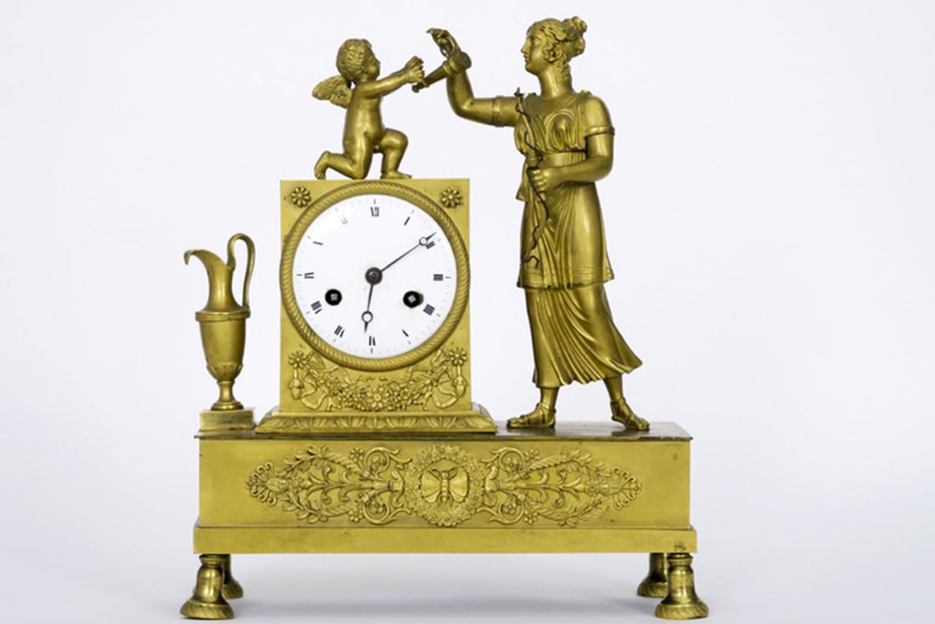 Vroeg negentiende eeuwse, allicht Franse klok met kast in gedoreerde brons, versierd [...]