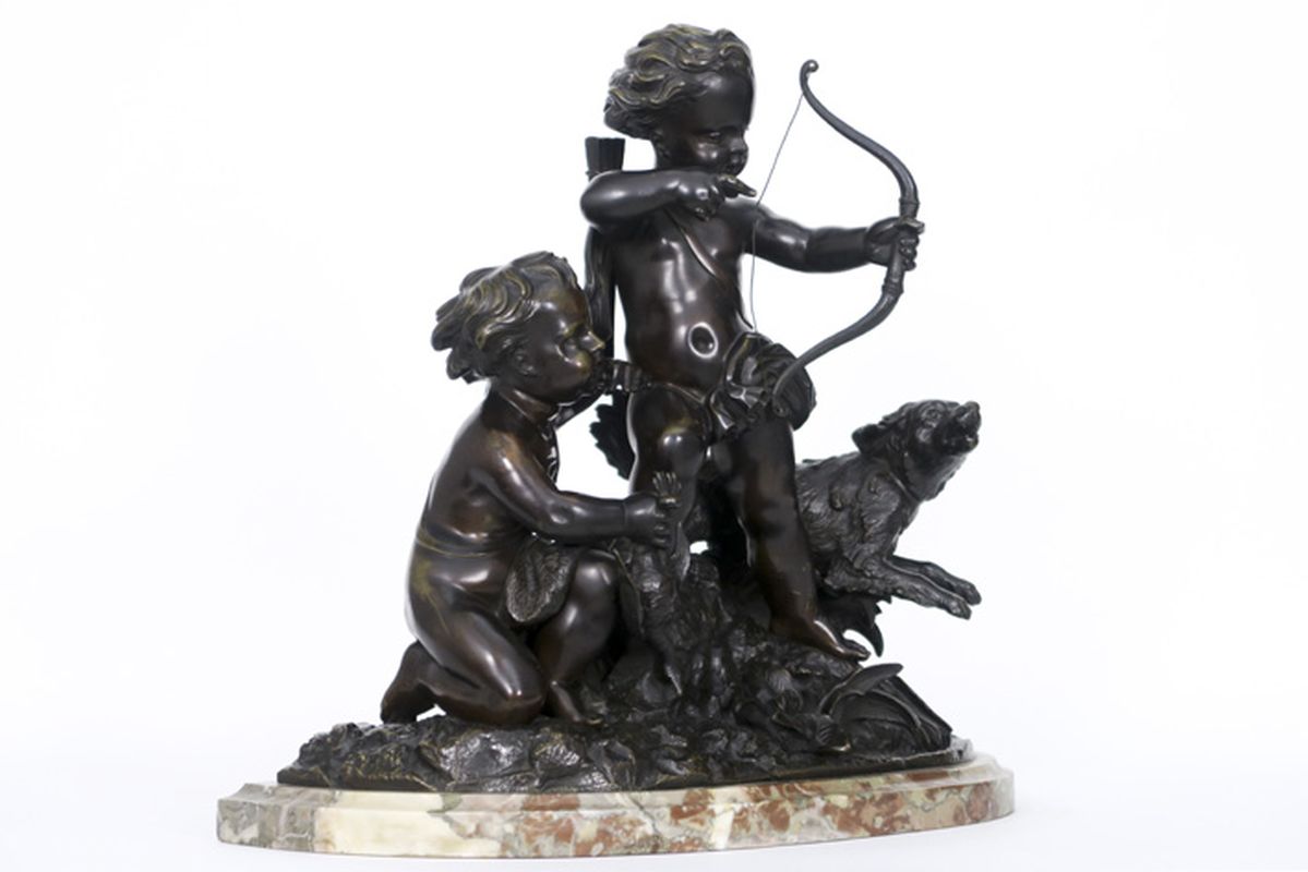 MOREAU AUGUSTE (1834 - 1917) antieke sculptuur in brons : "Twee jagende amourtjes" - [...] - Image 2 of 4