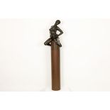 DURIEZ IRÉNÉE (° 1950) sculptuur in brons n° 5/9 met typisch thema : "Zittend [...]