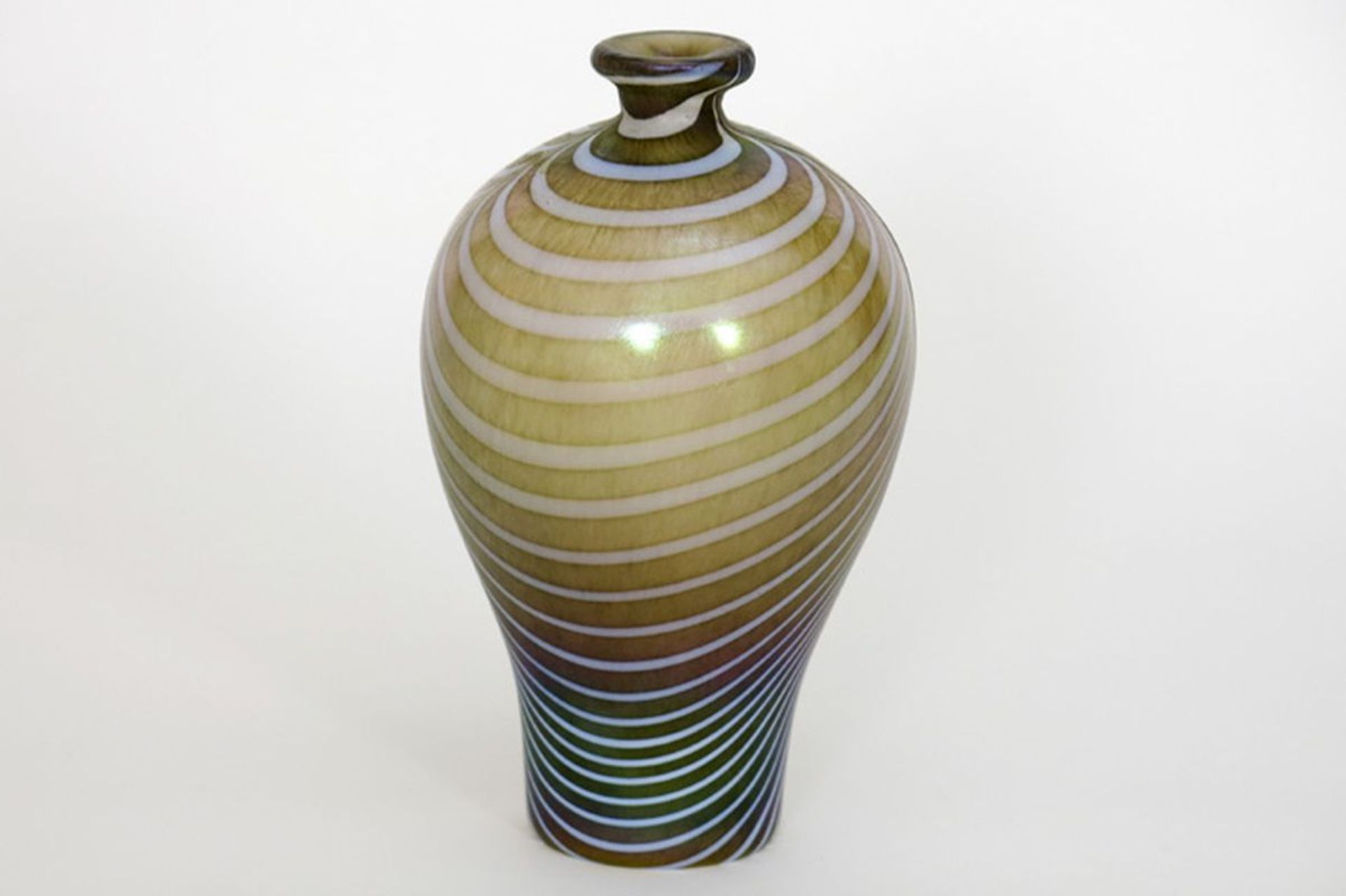 BERTIL VALLIEN (° 1938) design vaas in glas, gemerkt "Kosta Boda", met iriserend [...] - Bild 4 aus 5
