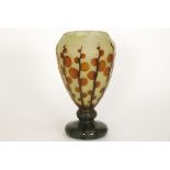 LE VERRE FRANÇAIS mooie bekervormige Art Deco vaas in meerlagige glaspasta met sterk [...]