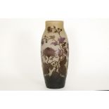 Onleesbaar getekende Art Nouveau-vaas in meerlagige cameo-glaspasta met een floraal [...]