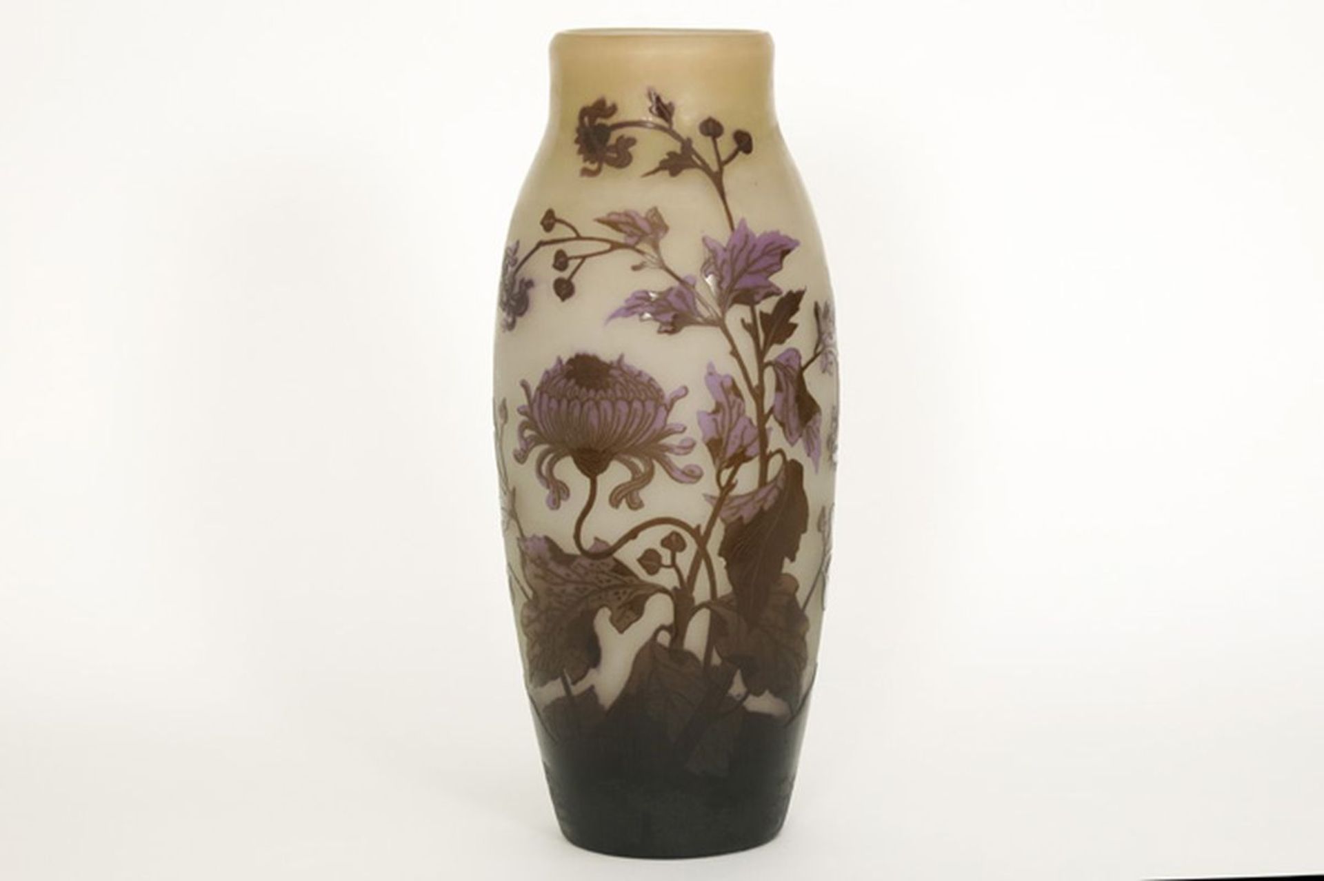 Onleesbaar getekende Art Nouveau-vaas in meerlagige cameo-glaspasta met een floraal [...]
