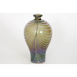 BERTIL VALLIEN (° 1938) design vaas in glas, gemerkt "Kosta Boda", met iriserend [...]